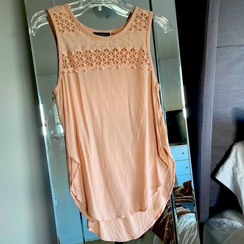 ASTR the Label XS Light Pink Sleeveless Silk Shirt